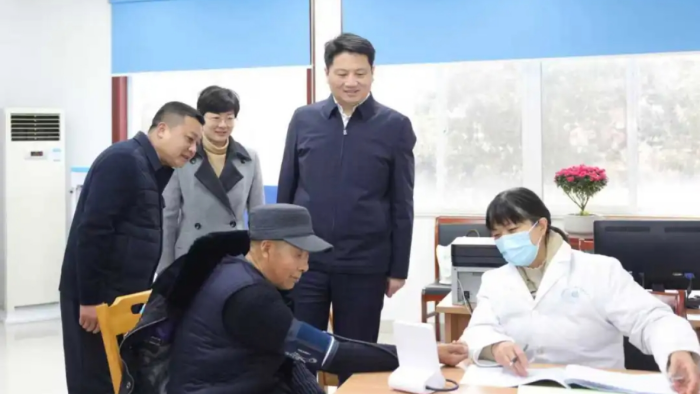 姜冬冬万闻华开展春节前走访慰问